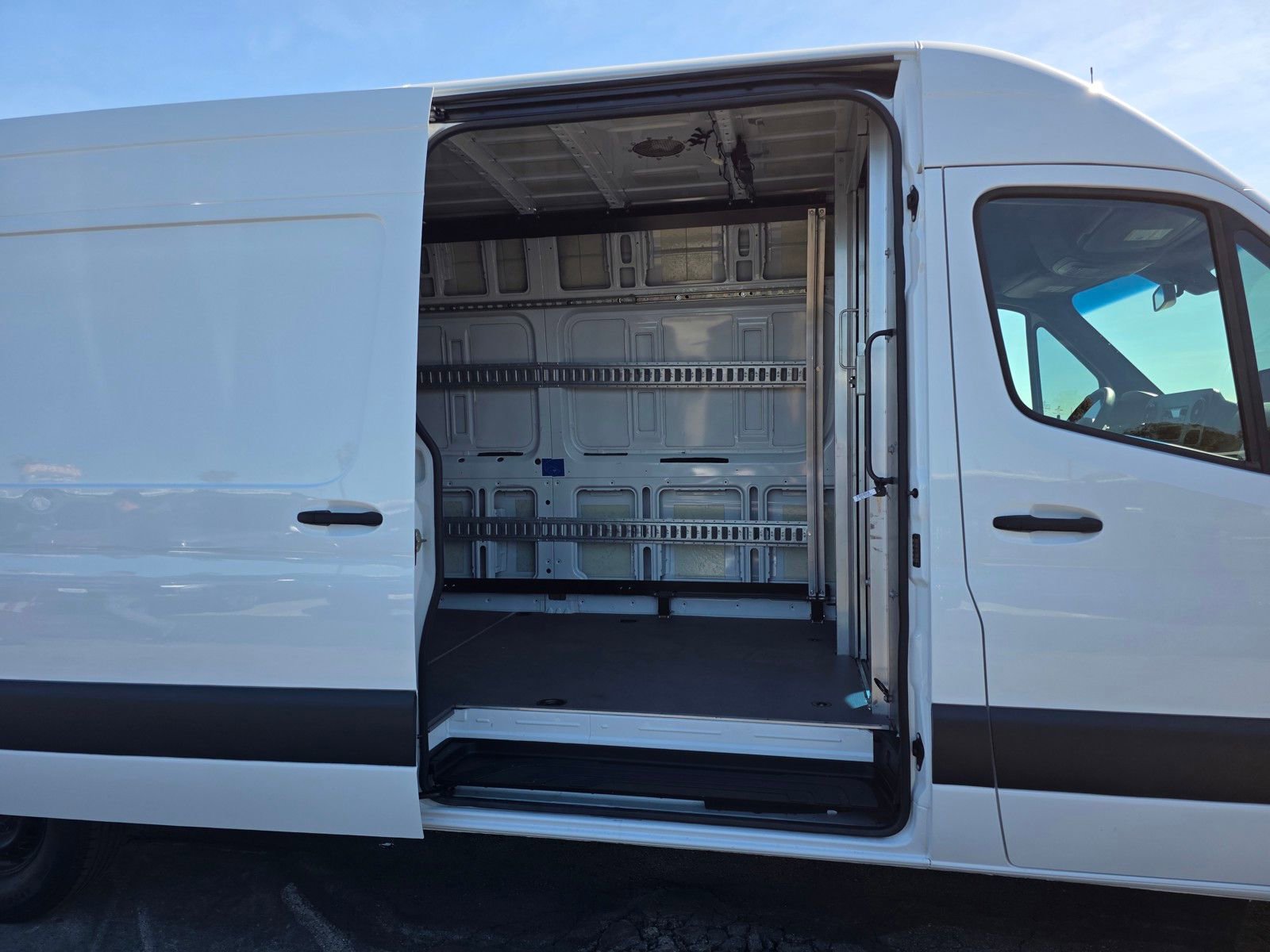 Used 2020 Mercedes-Benz Sprinter 2500 image 21