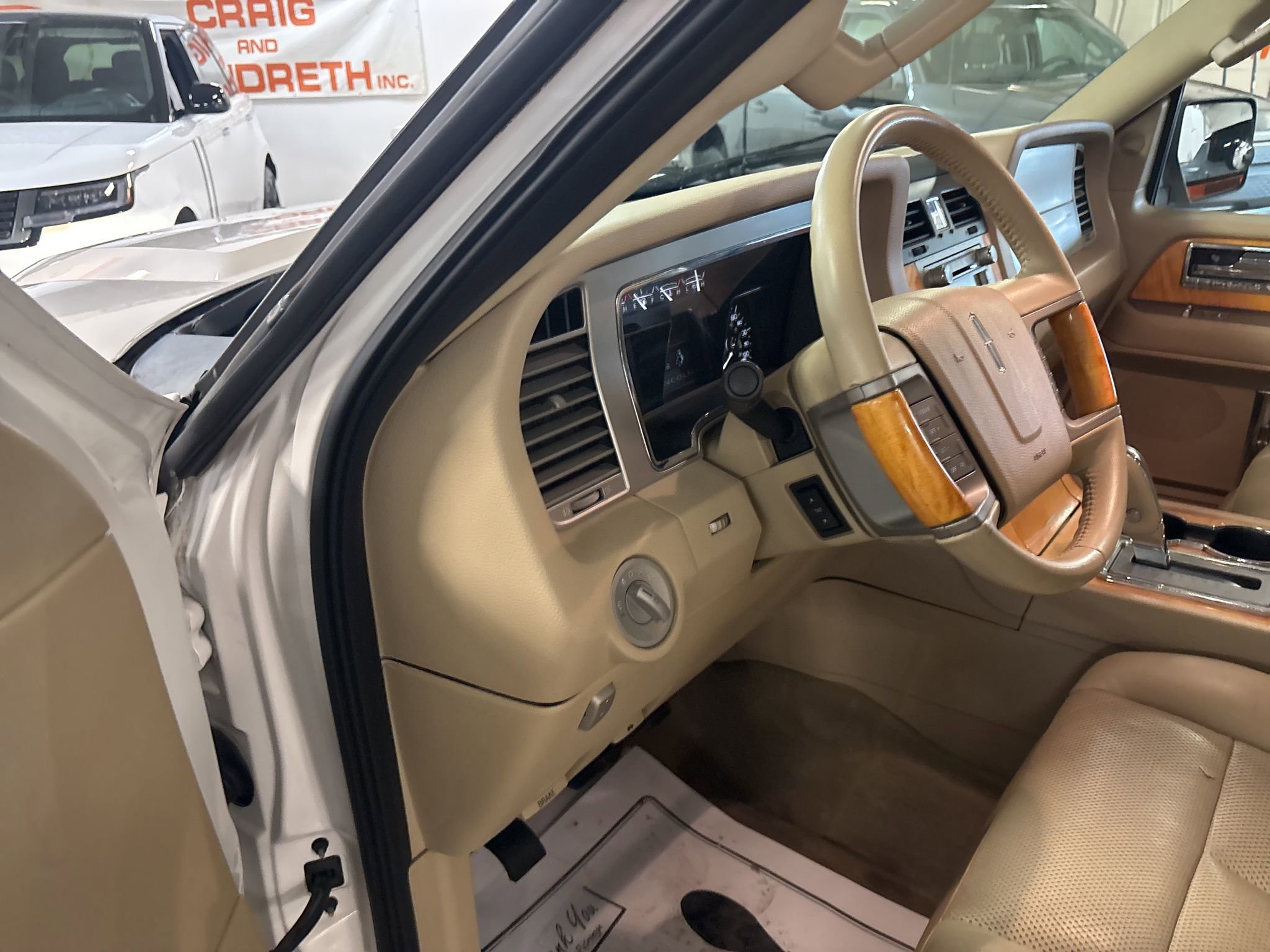 Used 2010 Lincoln Navigator L 4WD image 17