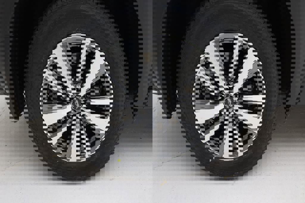 Used 2024 Nissan Pathfinder SL w/ Black Appearance Package image 9