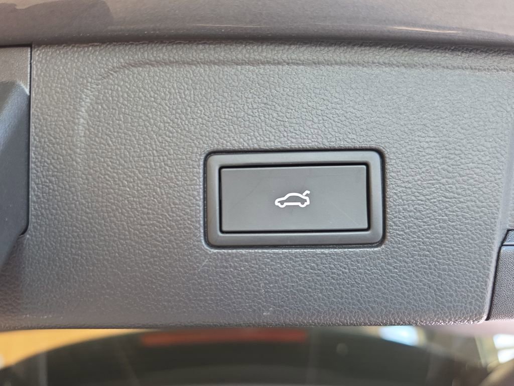 Used 2025 Volkswagen Atlas SE image 42