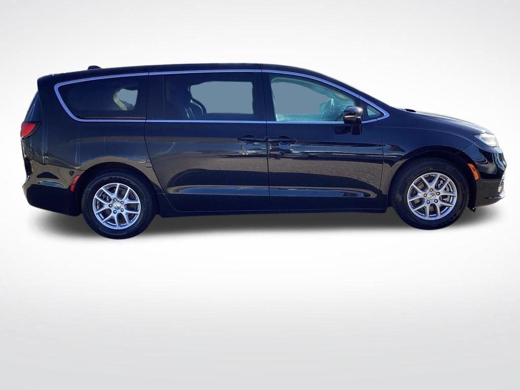 Used 2024 Chrysler Pacifica Touring-L FWD image 11