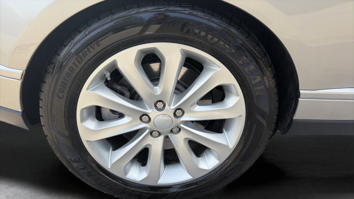 Used 2017 Land Rover Range Rover HSE image 23