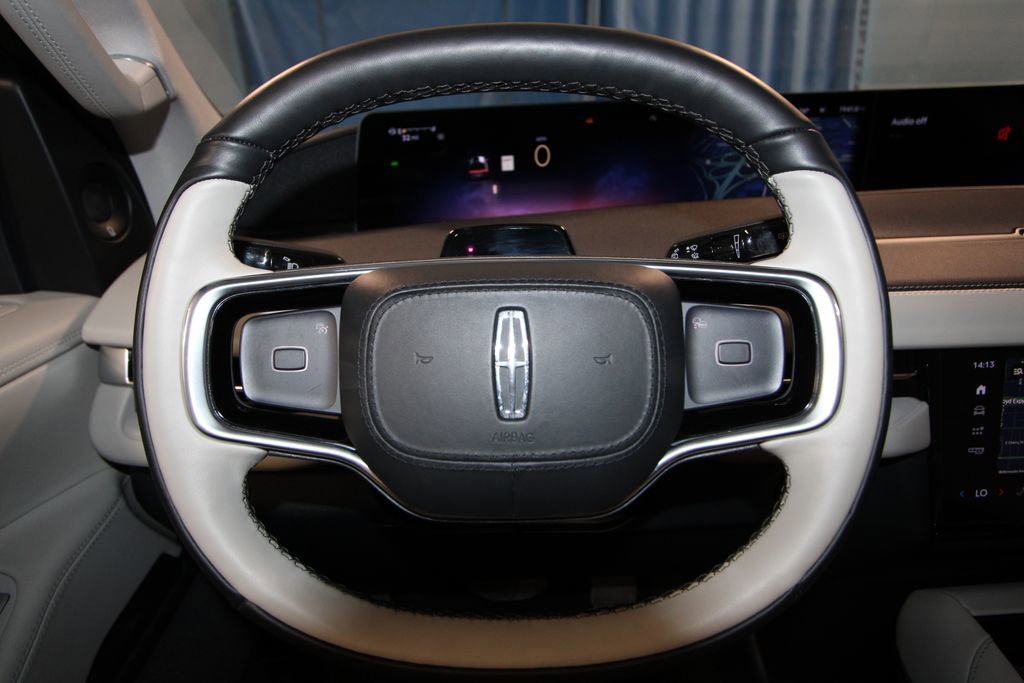 Used 2025 Lincoln Navigator Reserve image 12