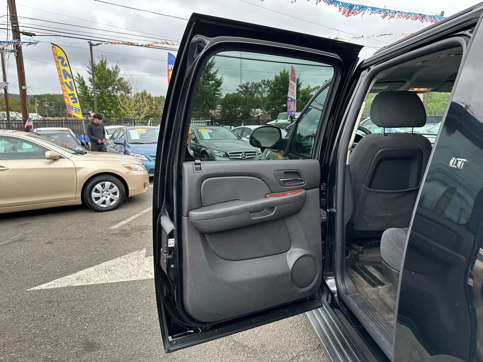 Used 2009 Chevrolet Suburban LT image 13