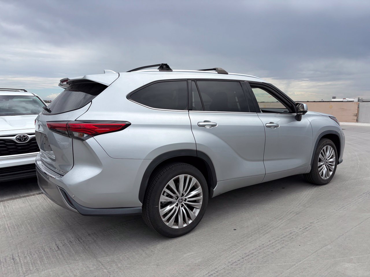 Used 2023 Toyota Highlander Platinum FWD image 2