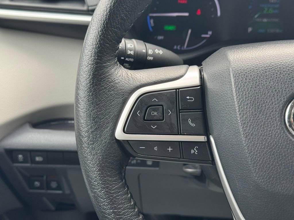 Certified 2023 Toyota Sienna XLE FWD image 32