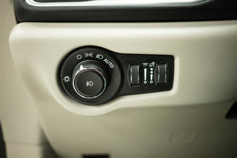 Used 2019 Chrysler Pacifica Touring-L FWD image 29
