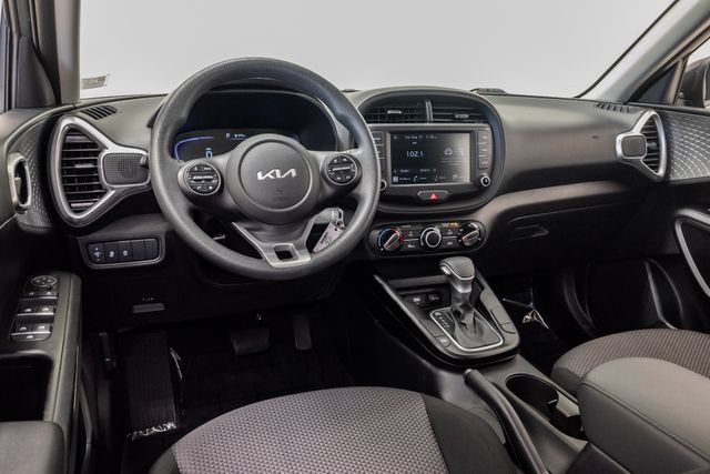 Used 2025 Kia Soul LX w/ LX Technology Package FWD image 7