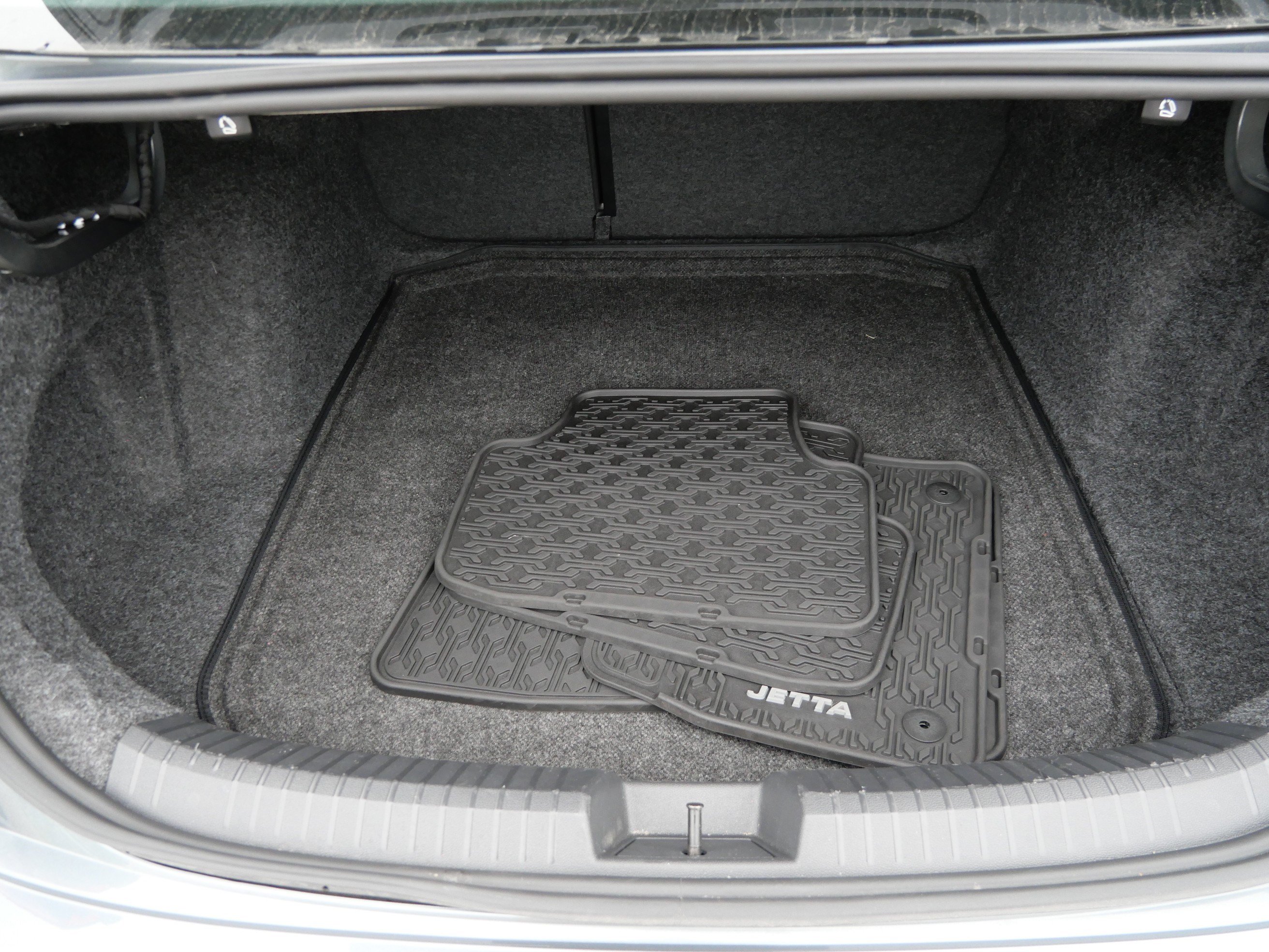 Used 2025 Volkswagen Jetta SE w/ Sunroof Package FWD image 18