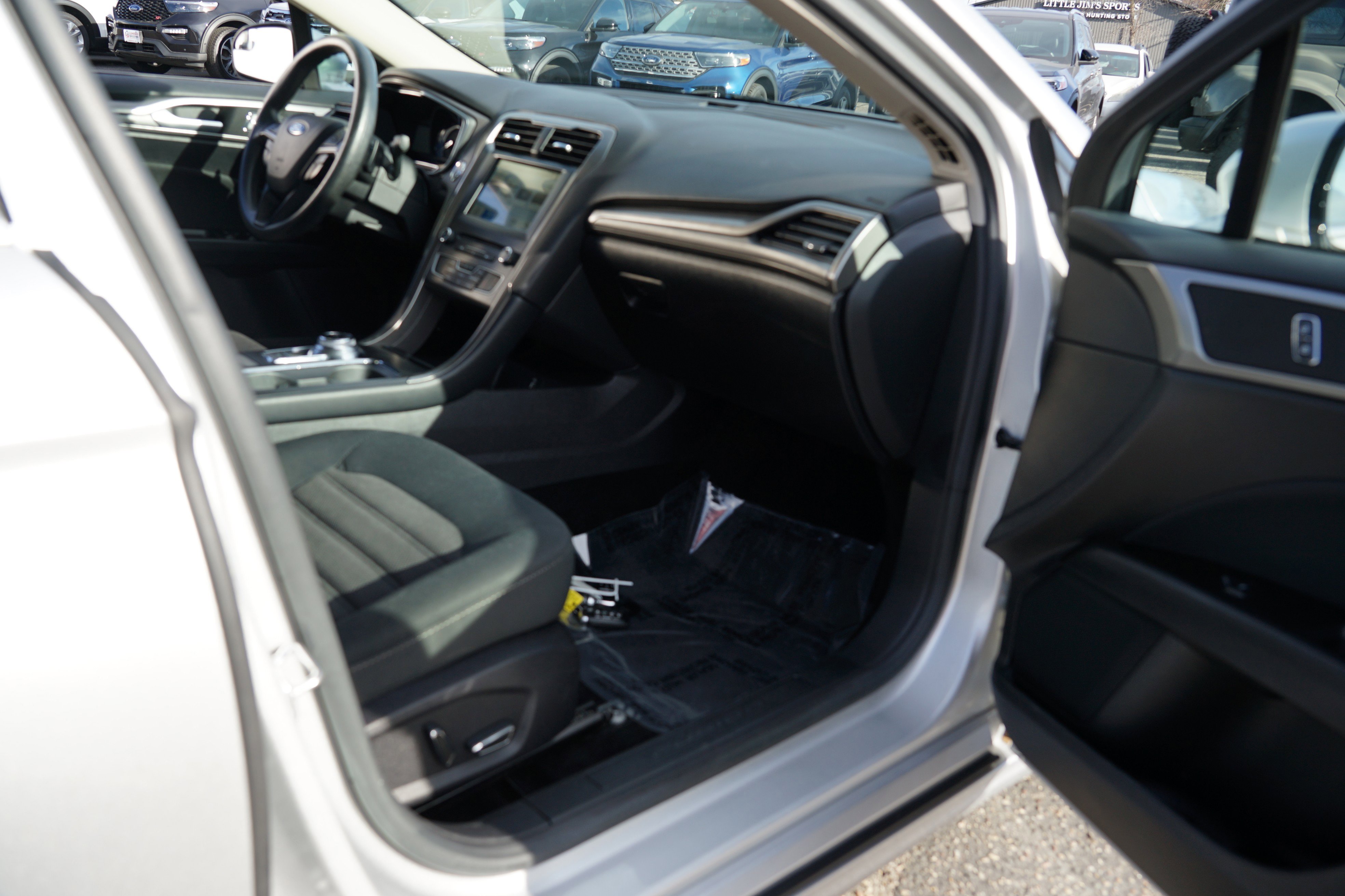 Used 2017 Ford Fusion SE w/ Fusion SE Technology Package image 29