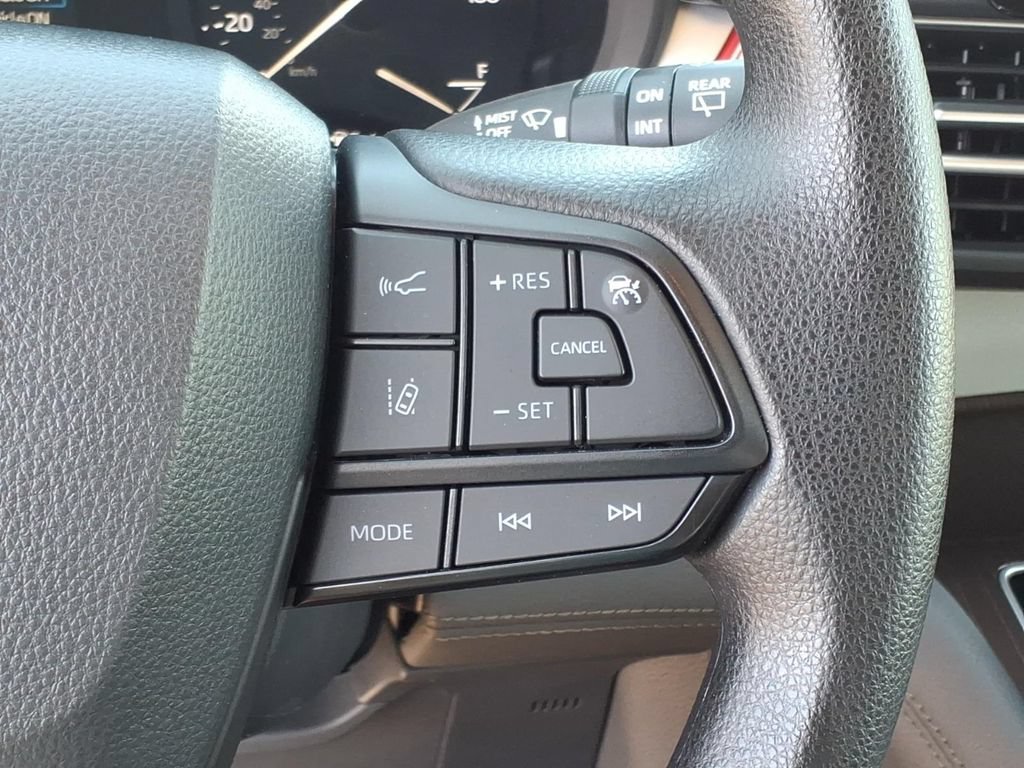 Used 2024 Toyota Sienna LE FWD image 23
