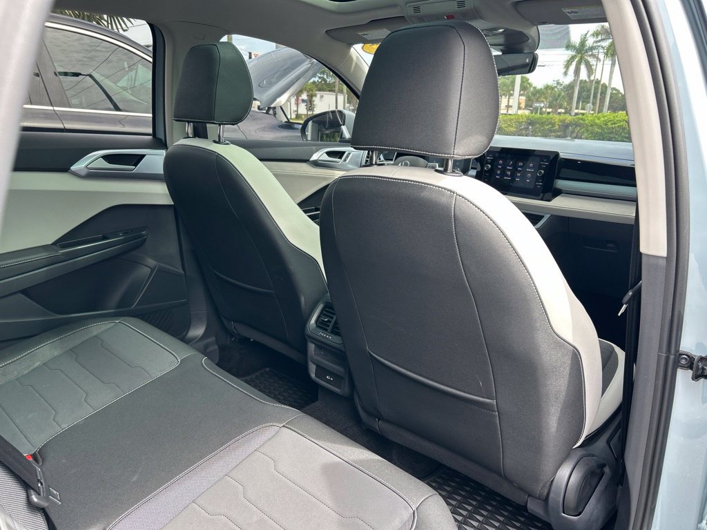 Certified 2025 Volkswagen Taos SE w/ Panoramic Sunroof Package FWD image 46