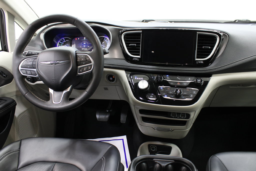 Used 2024 Chrysler Pacifica Limited FWD image 9