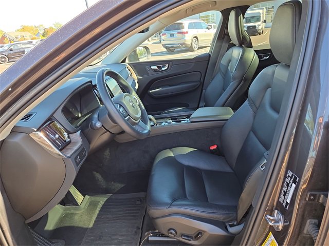 Used 2022 Volvo XC60 B5 Momentum w/ Climate Package image 22