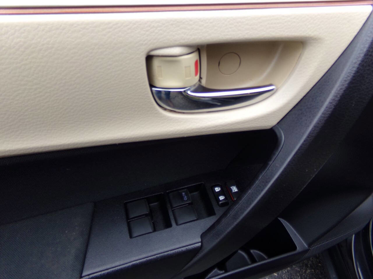 Used 2015 Toyota Corolla LE FWD image 14