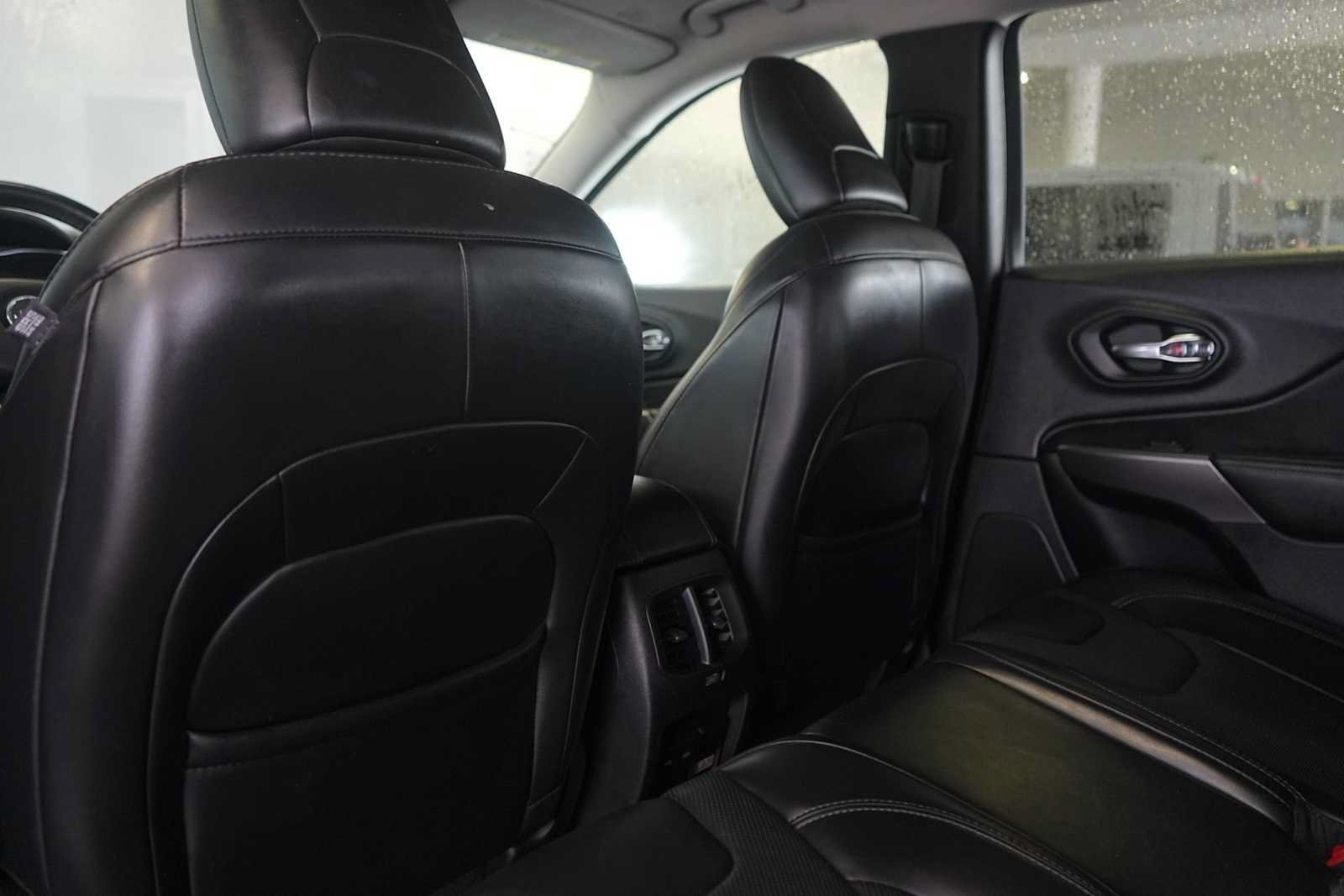 Used 2019 Jeep Cherokee Limited FWD image 13