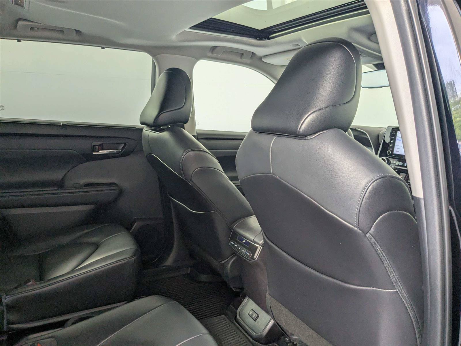 Used 2021 Toyota Highlander XLE FWD image 30
