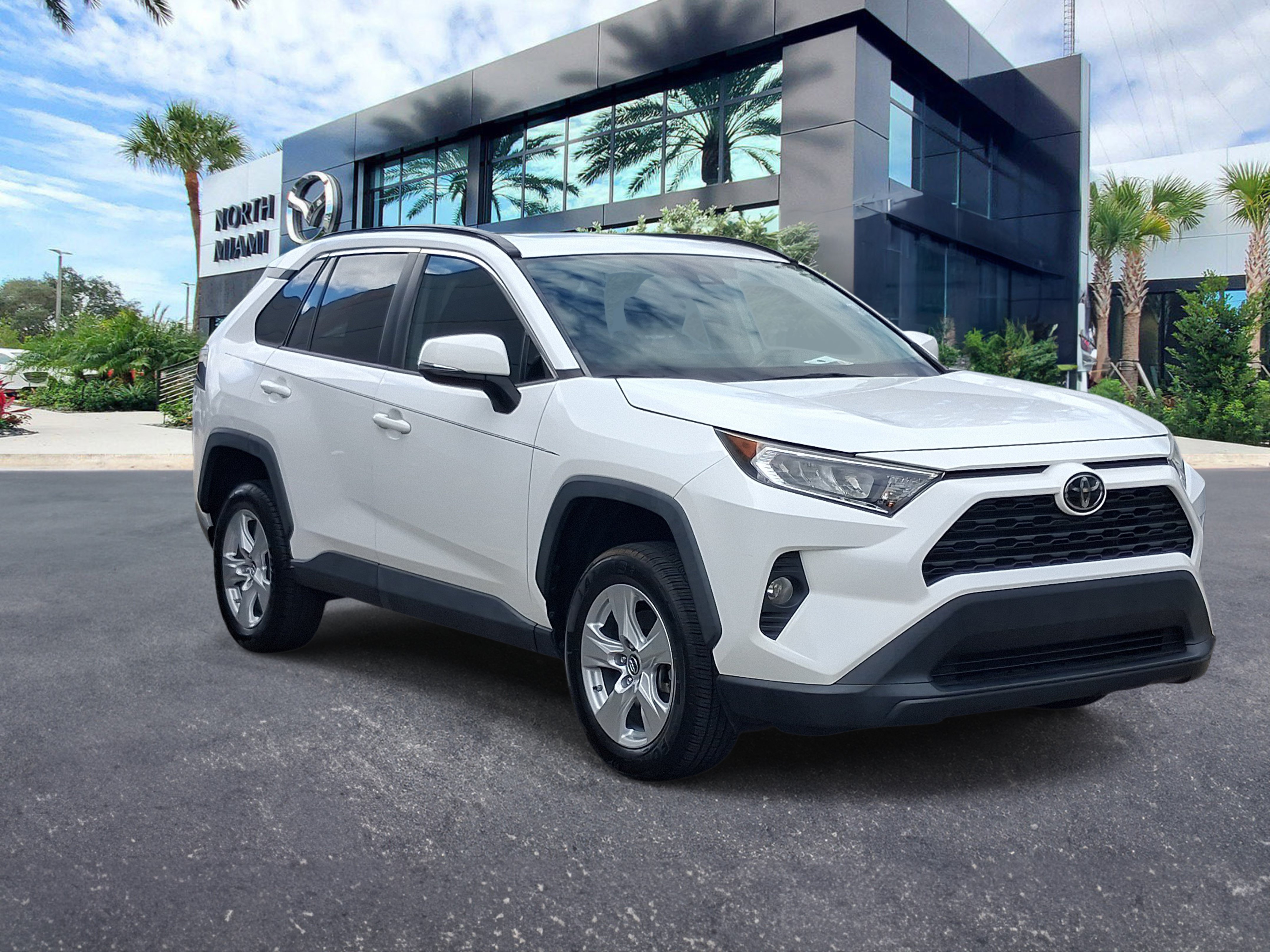 Used 2019 Toyota RAV4 XLE w/ Convenience Package FWD image 3