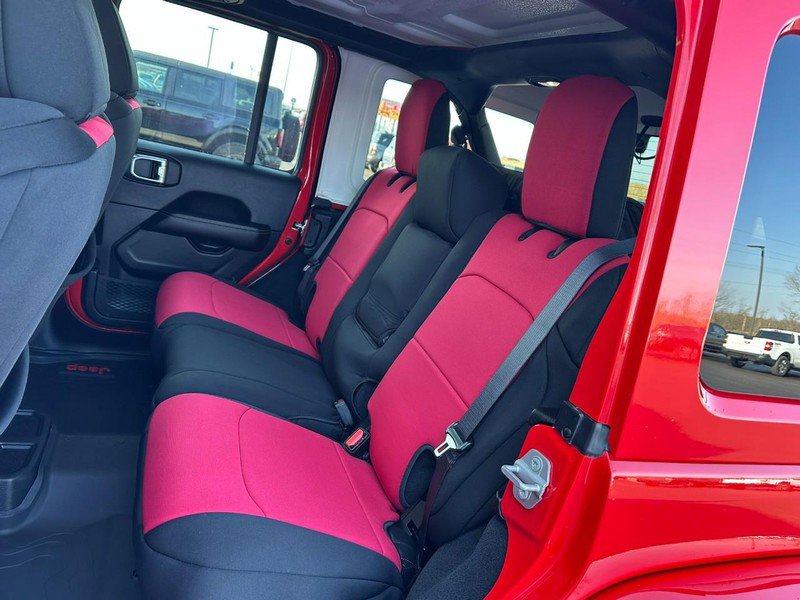 Used 2025 Jeep Wrangler Unlimited Sahara image 12