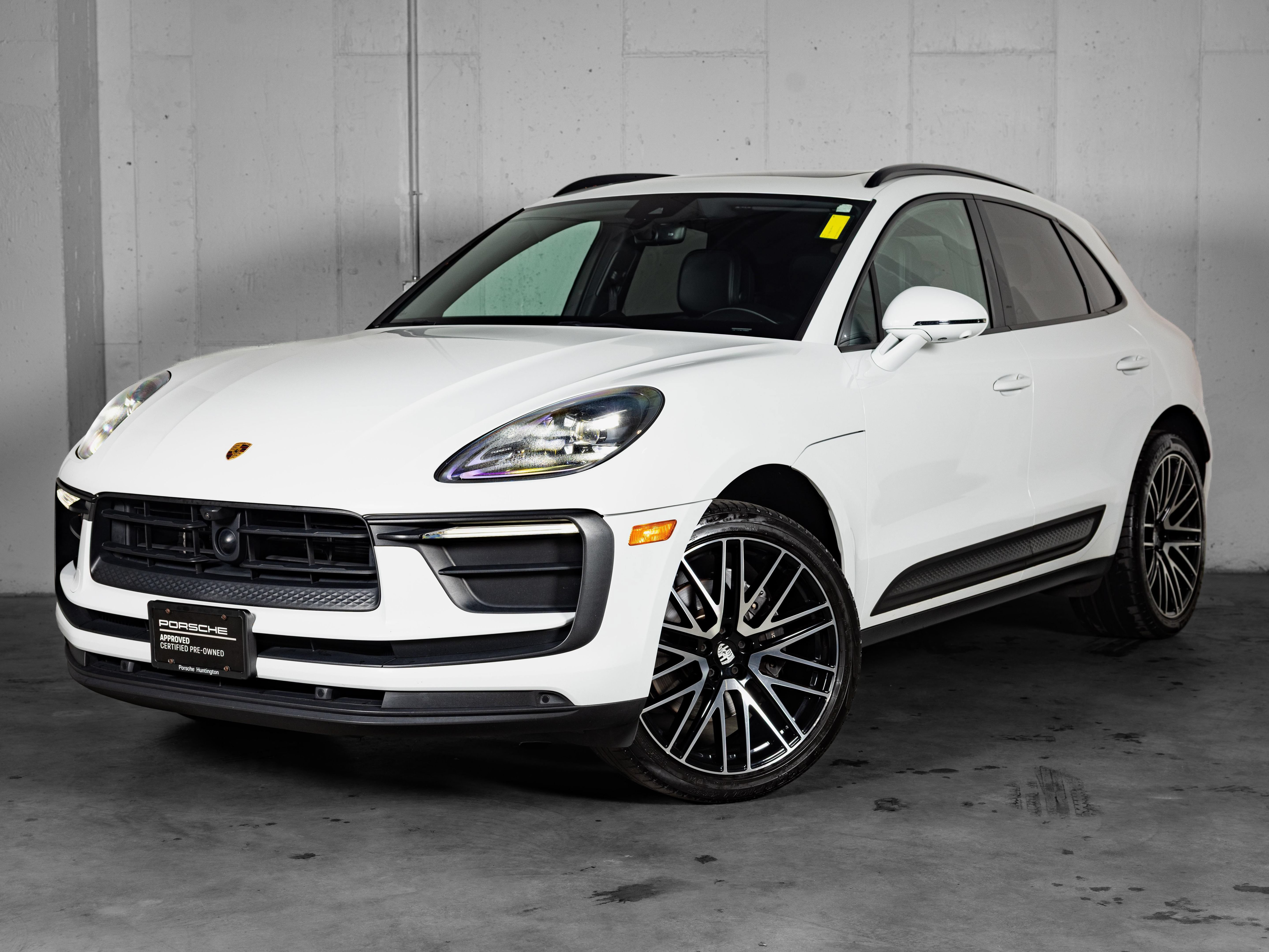Certified 2022 Porsche Macan AWD/4WD image 1