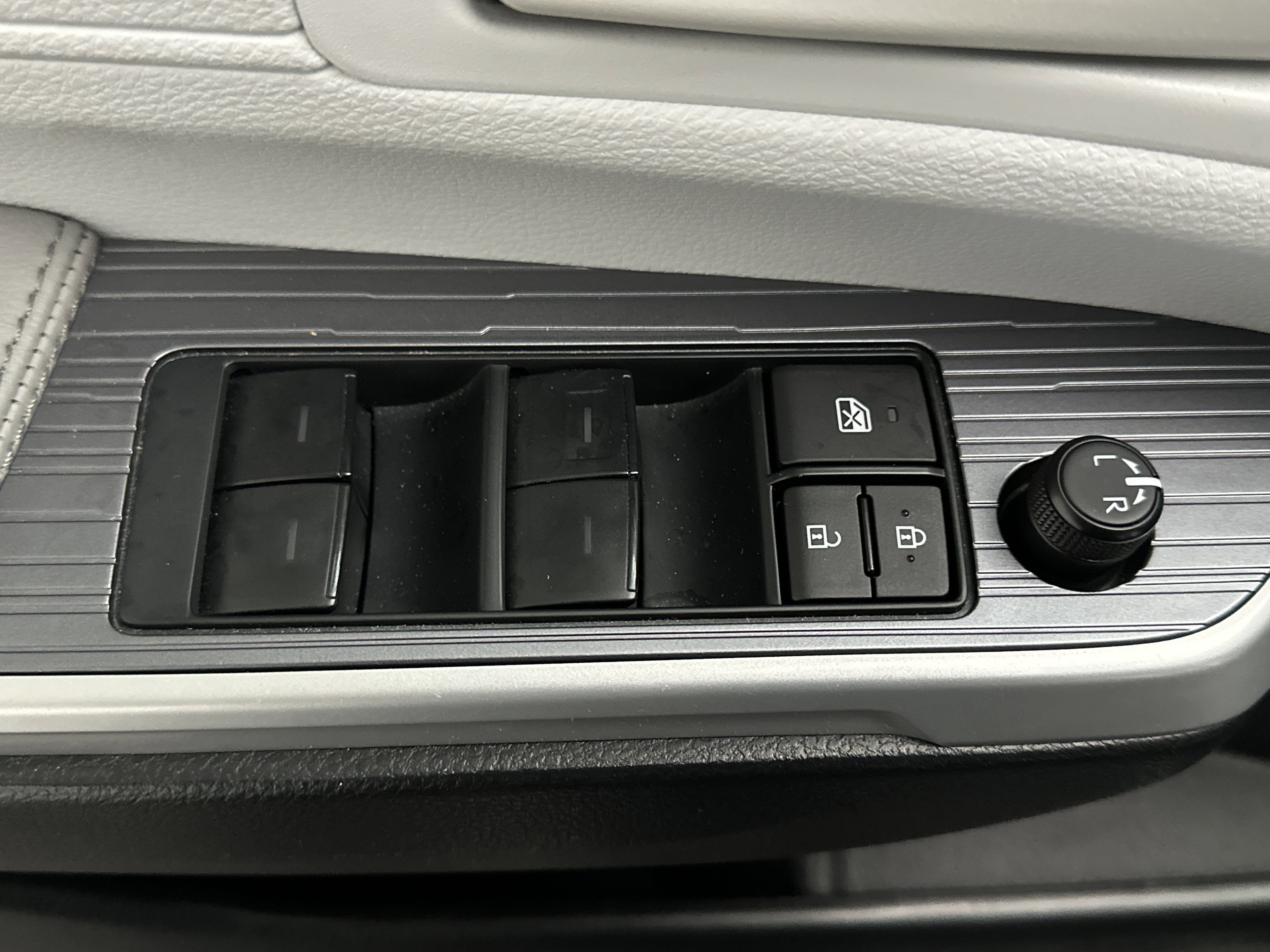 Used 2025 Toyota Sienna LE image 18