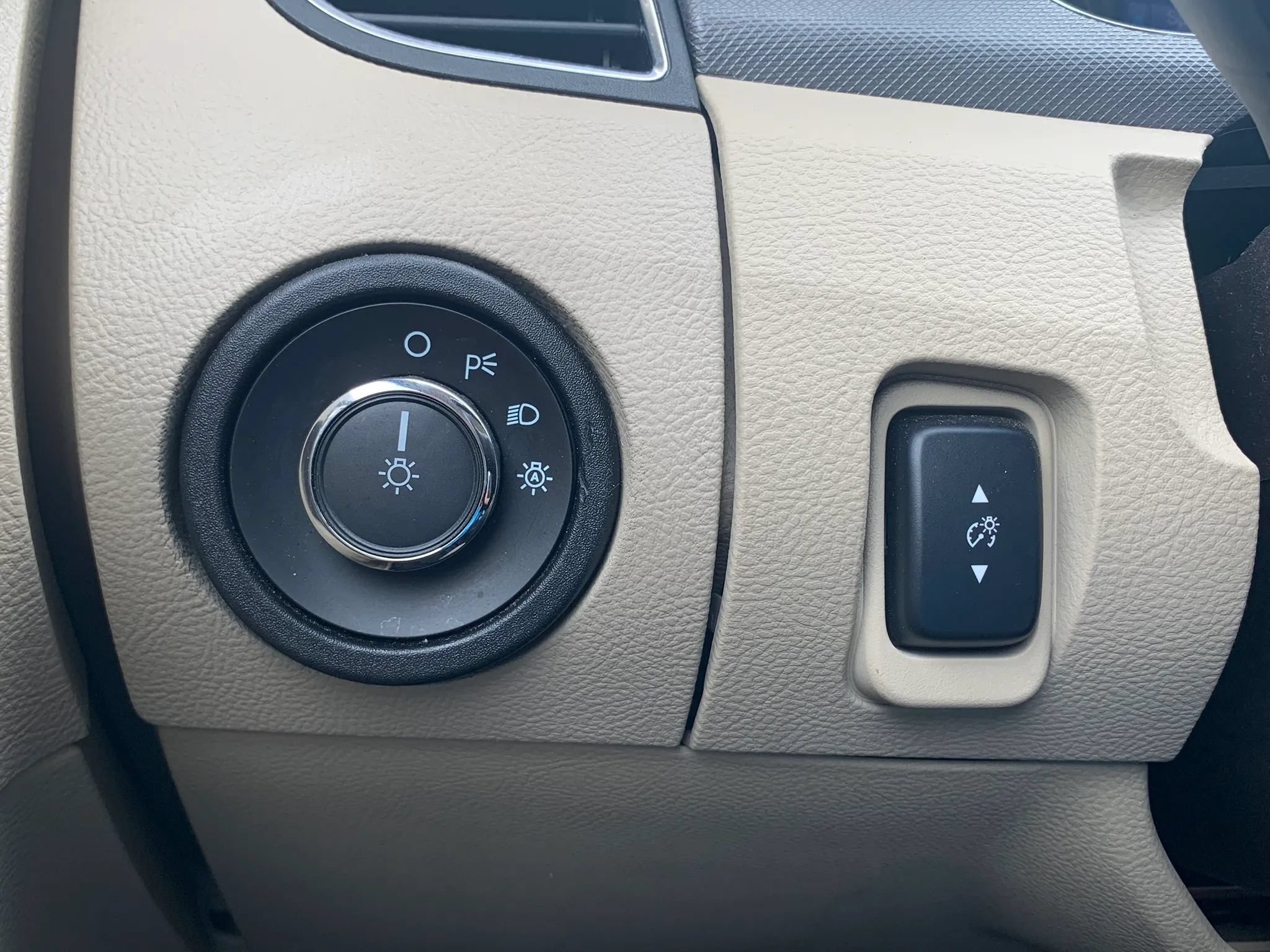 Used 2019 Ford Taurus SE FWD image 19