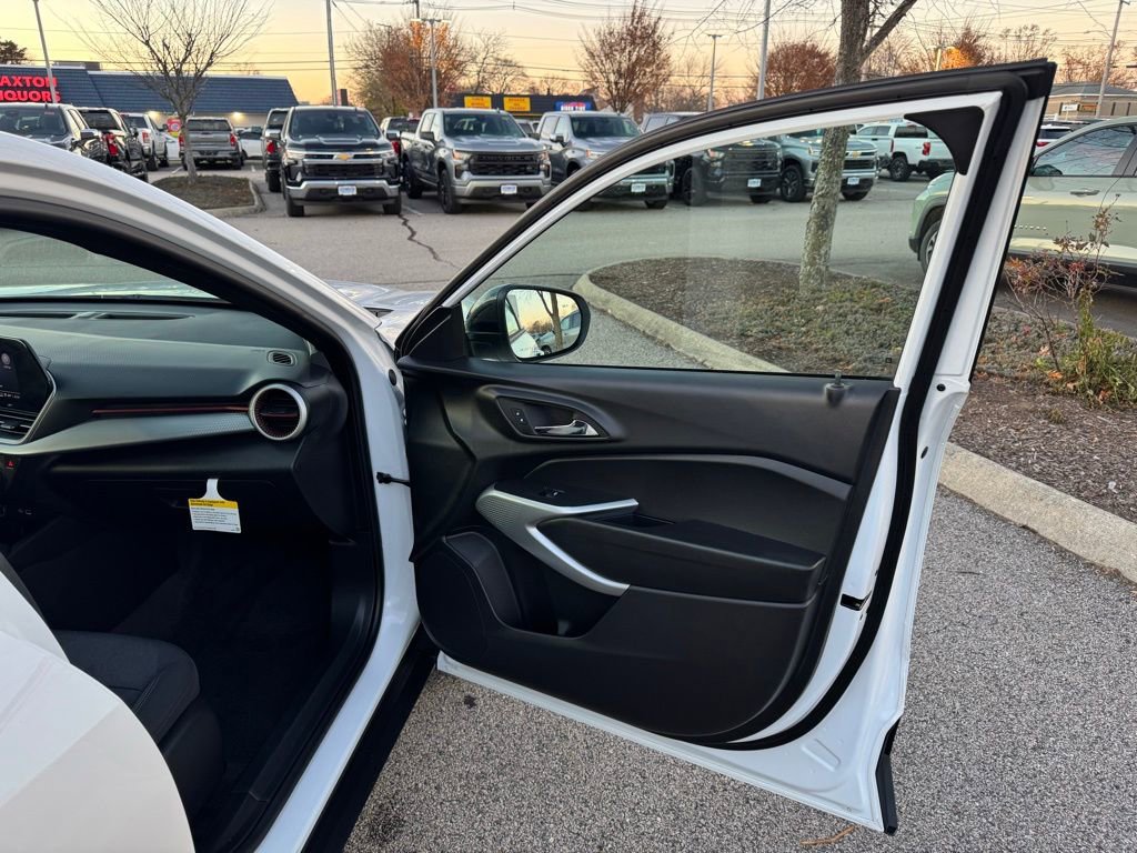 Used 2025 Chevrolet Trax RS w/ Driver Confidence Package image 23