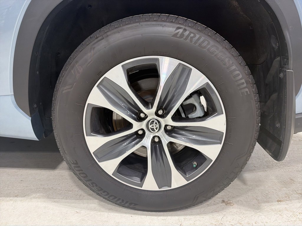 Used 2024 Toyota Highlander XLE image 6