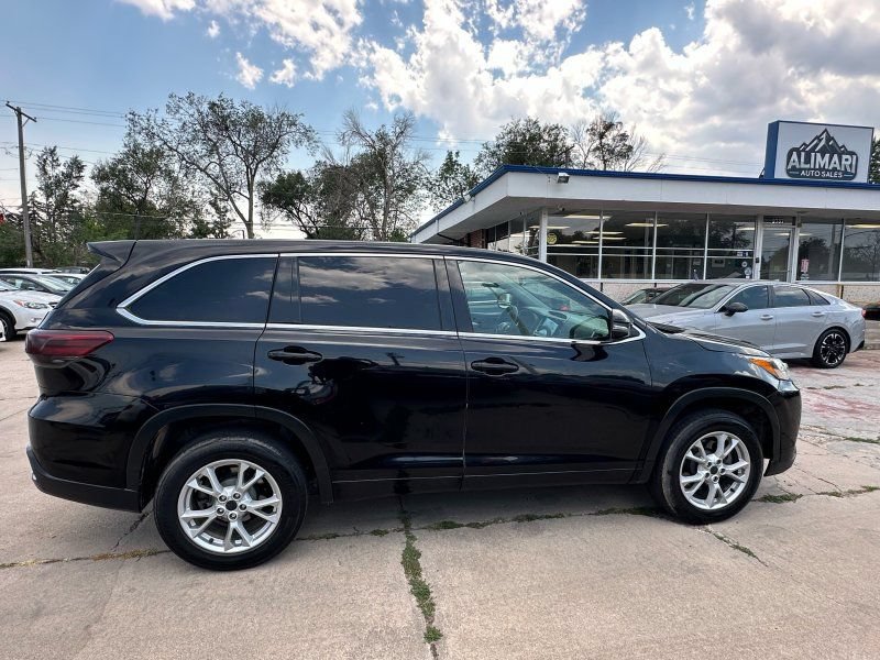 Used 2017 Toyota Highlander LE FWD image 8