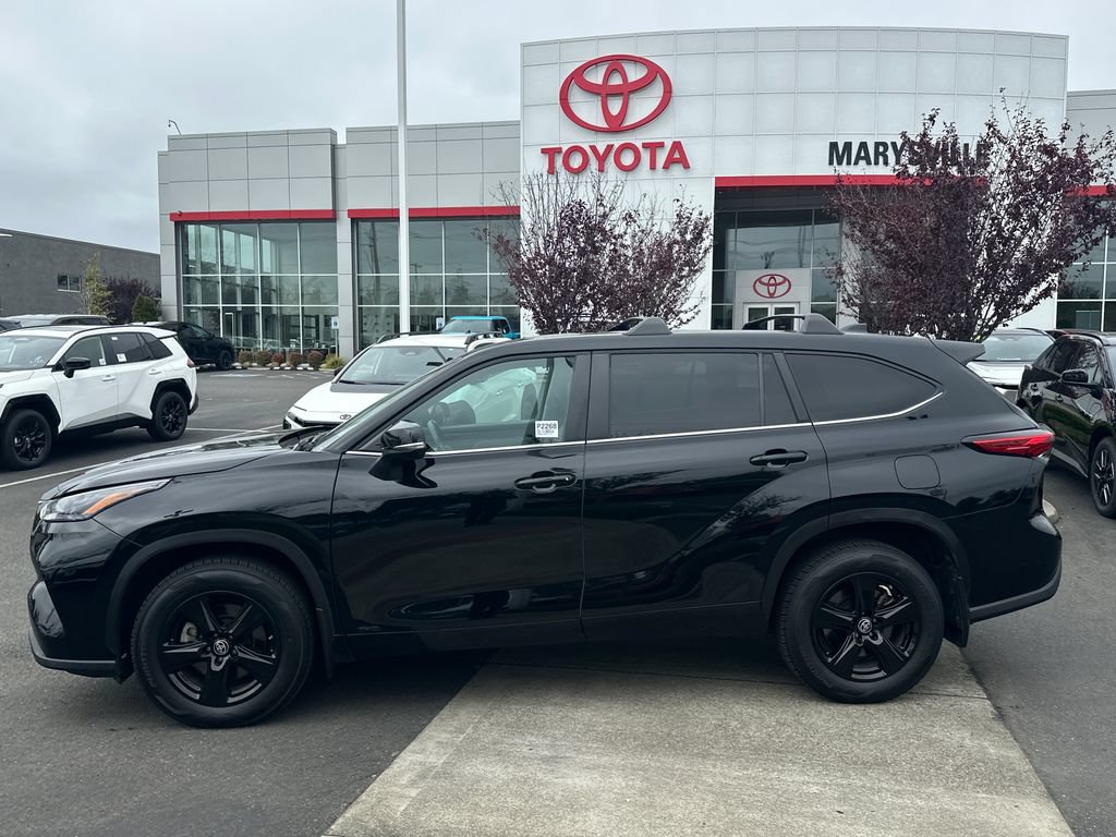 Used 2023 Toyota Highlander LE AWD/4WD image 2