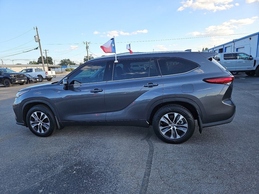 Used 2022 Toyota Highlander XLE FWD image 3