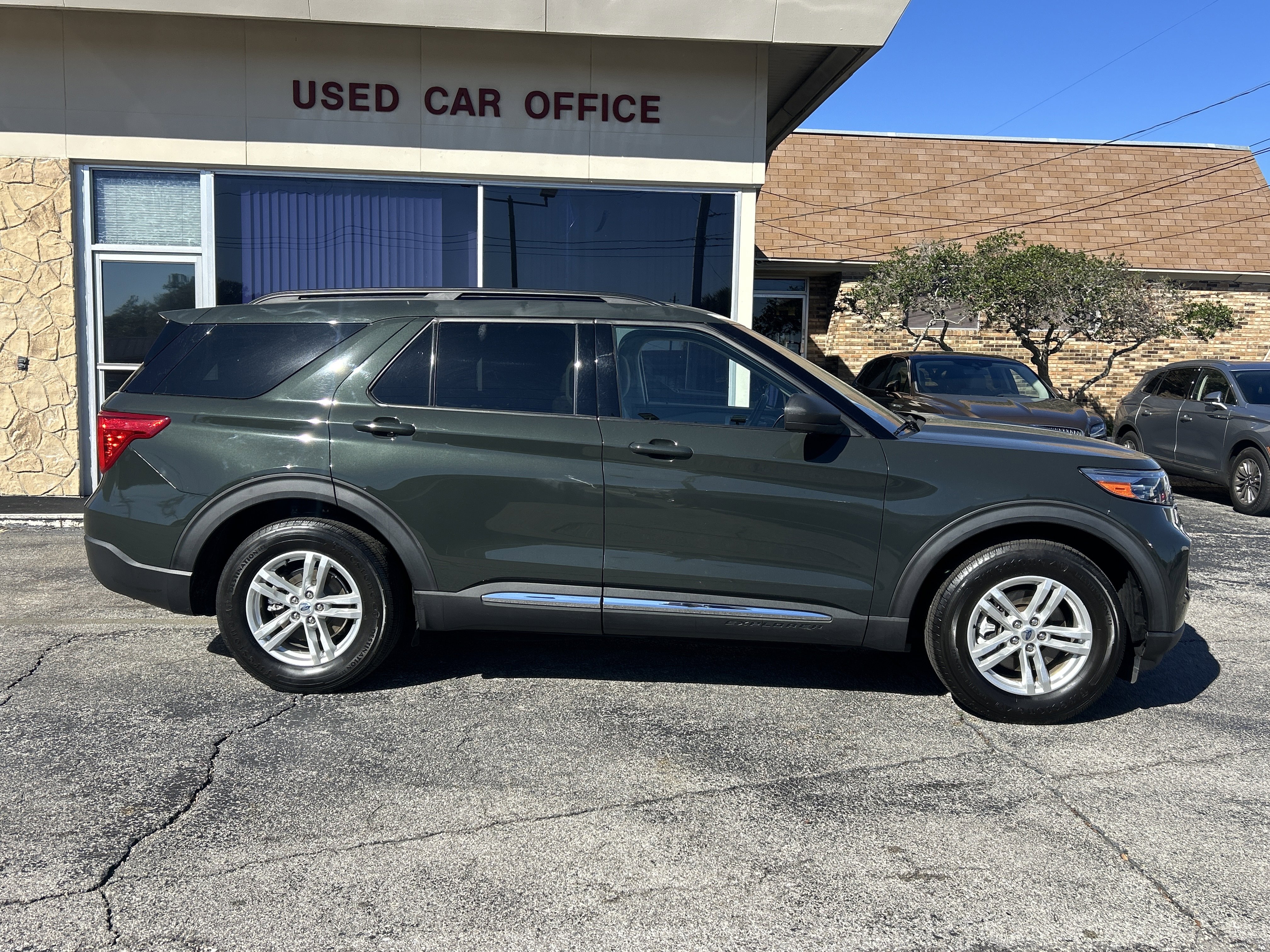 Used 2022 Ford Explorer XLT image 2