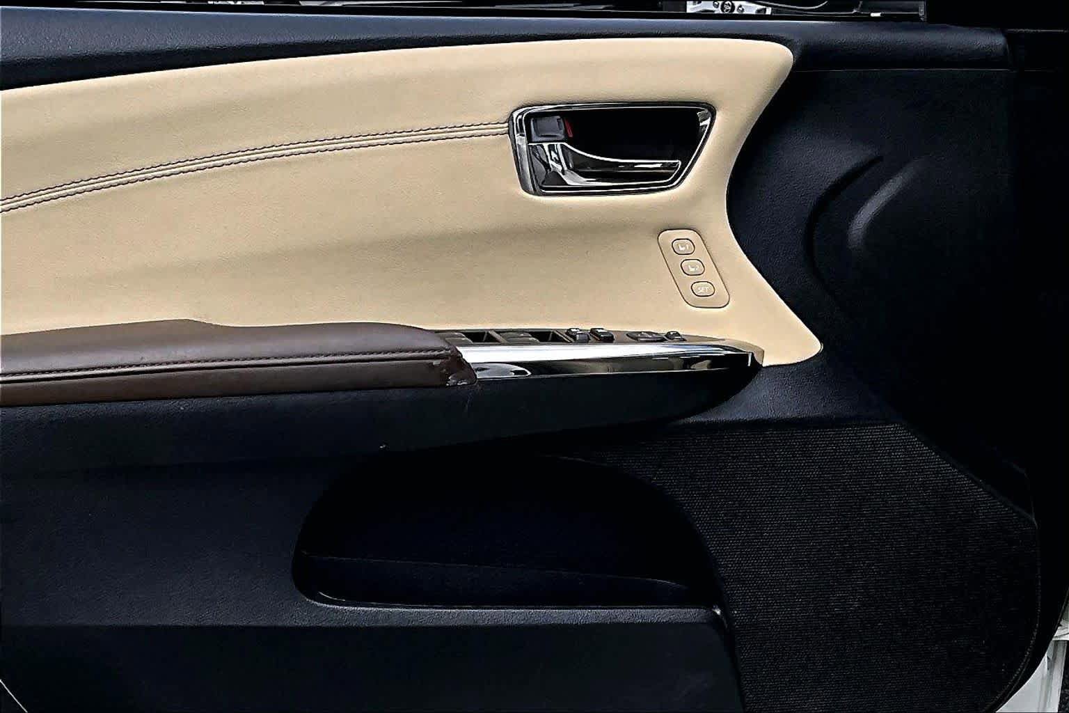 Used 2013 Toyota Avalon Limited w/ Technology Pkg FWD image 22