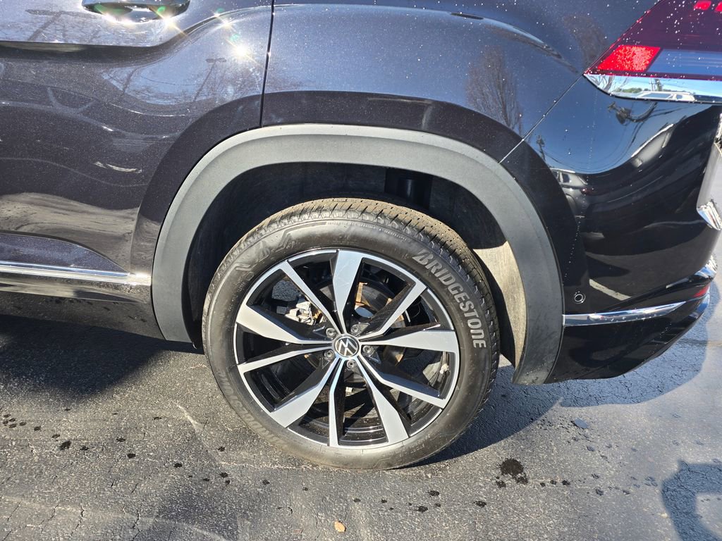 Used 2024 Volkswagen Atlas Cross Sport SEL Premium R-Line image 4