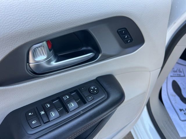 Used 2020 Chrysler Pacifica Touring-L w/ Tire & Wheel Group image 26