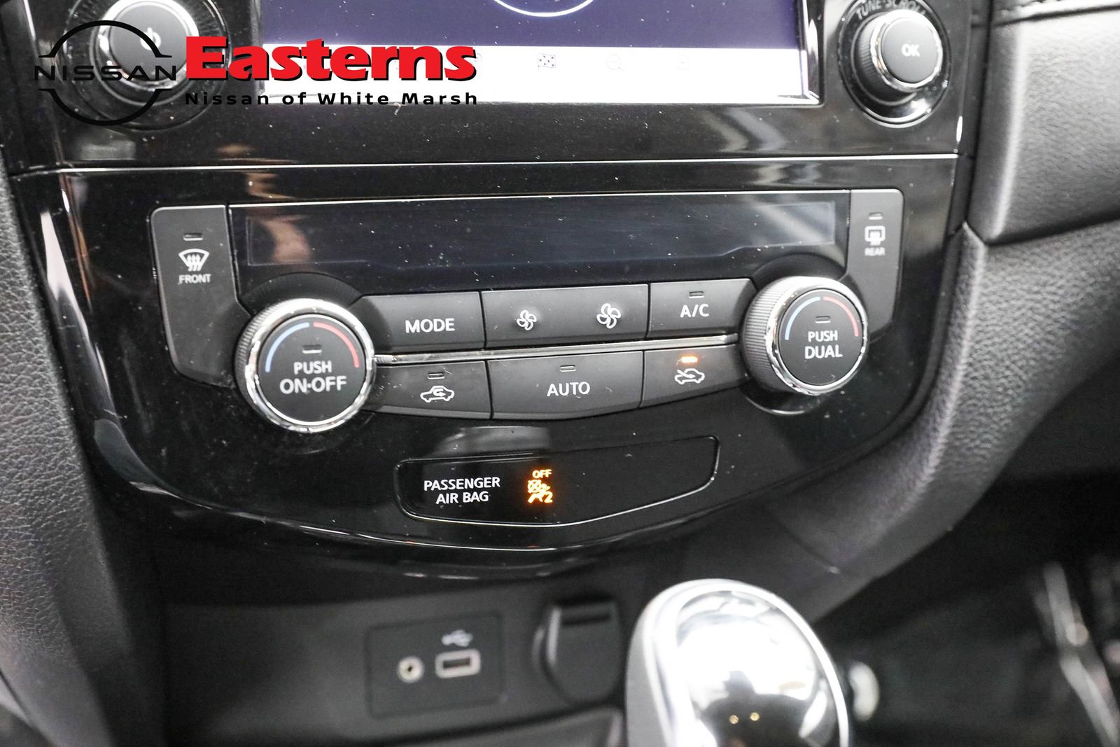 Used 2019 Nissan Rogue SV w/ Premium Package image 18