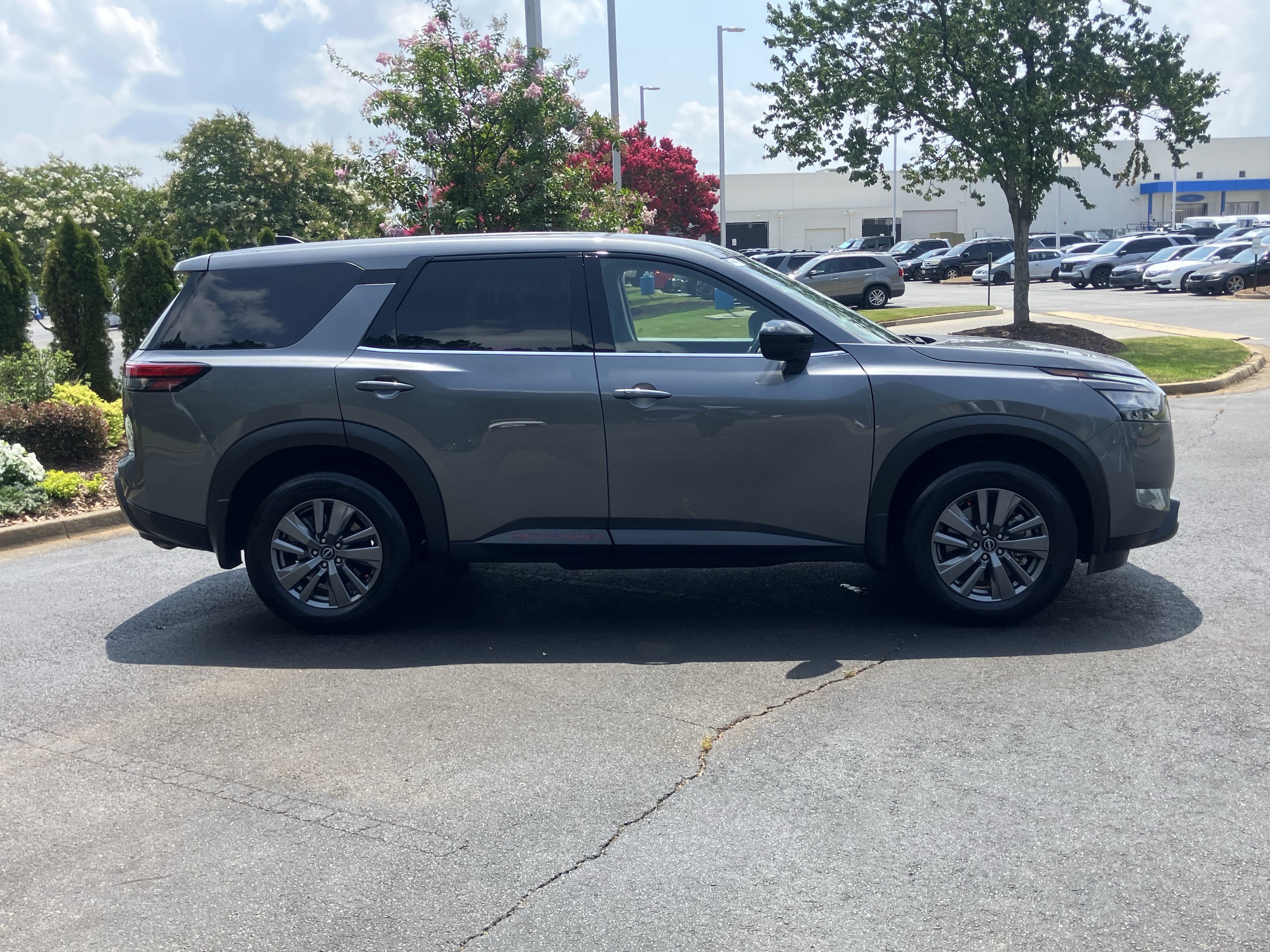 Used 2025 Nissan Pathfinder S FWD image 11