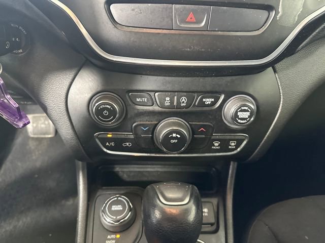 Used 2019 Jeep Cherokee Latitude w/ Cold Weather Group image 23