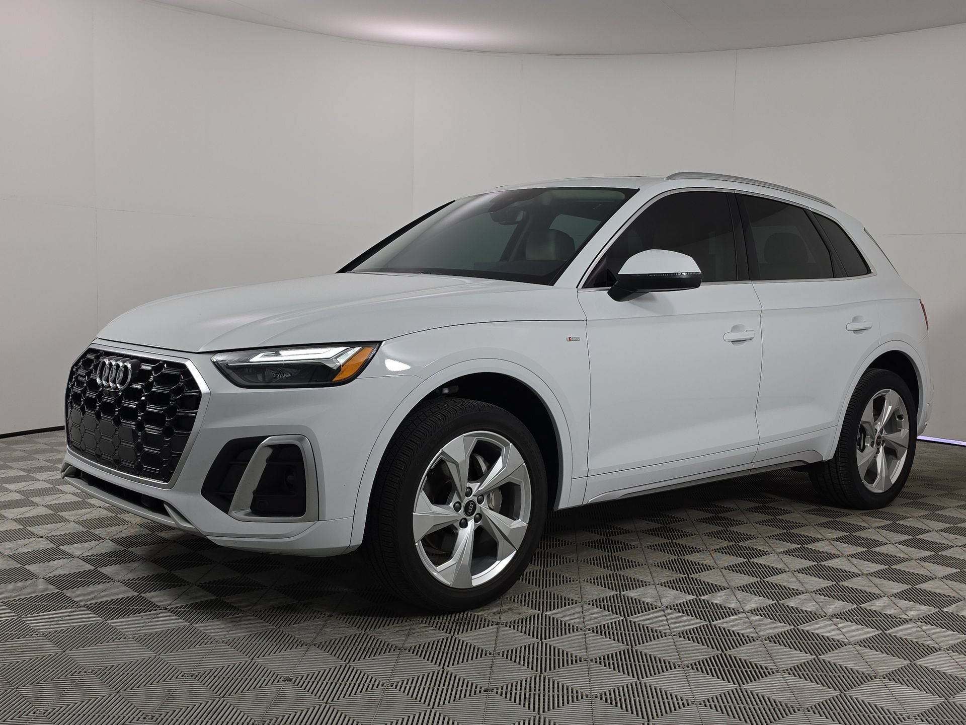 Certified 2023 Audi Q5 2.0T Premium Plus w/ Premium Plus Package AWD/4WD image 3