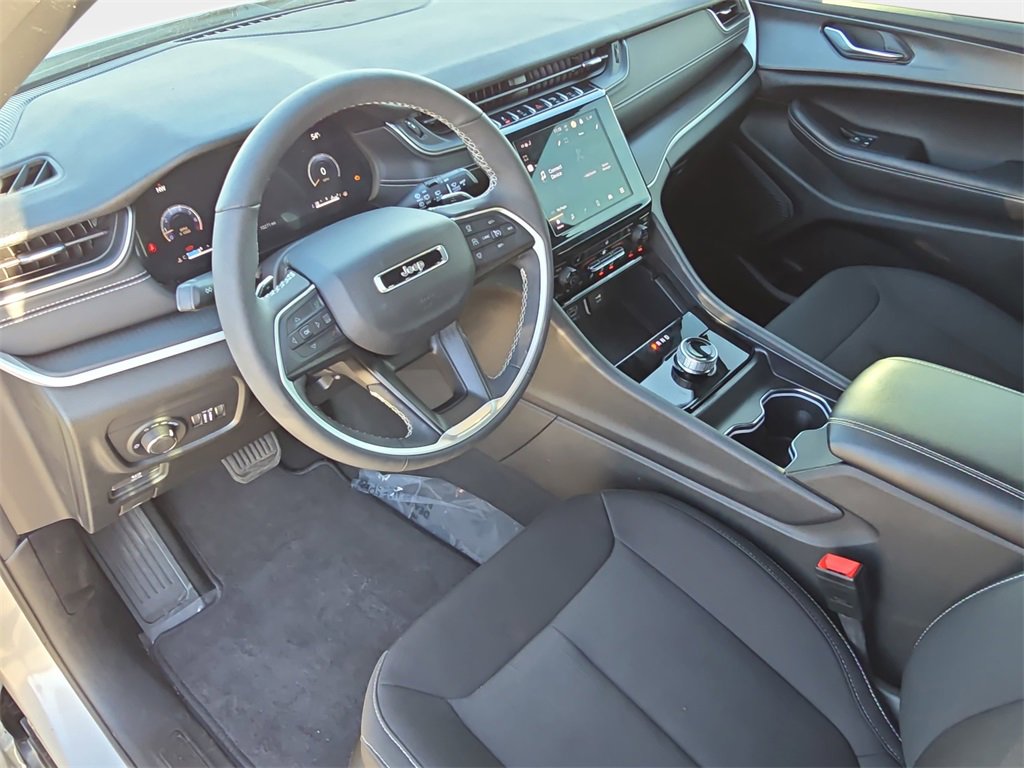 Used 2025 Jeep Grand Cherokee Laredo w/ Luxury Tech Group I image 16