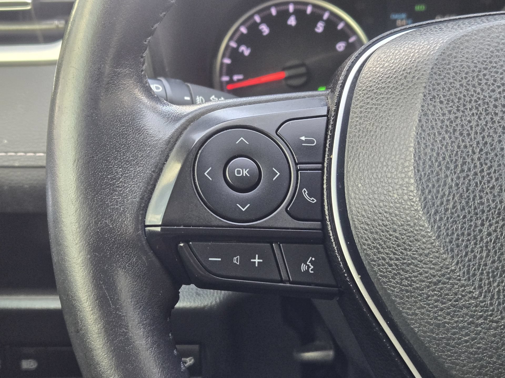 Used 2020 Toyota RAV4 XLE Premium FWD image 27