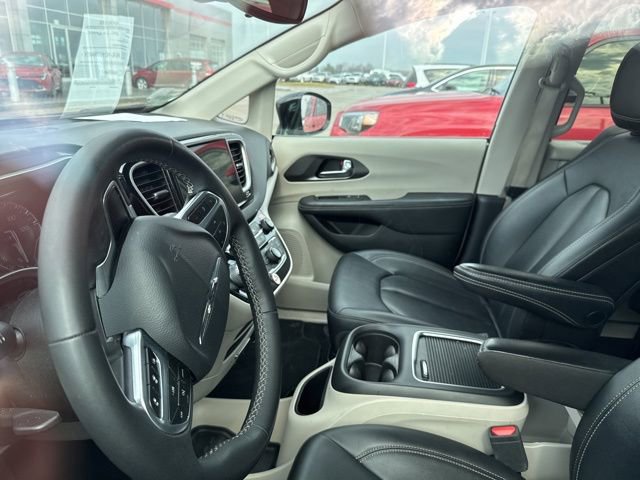 Used 2024 Chrysler Pacifica Touring-L image 30