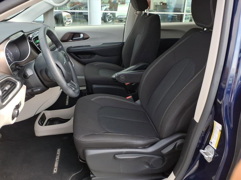 Used 2020 Chrysler Voyager L image 13