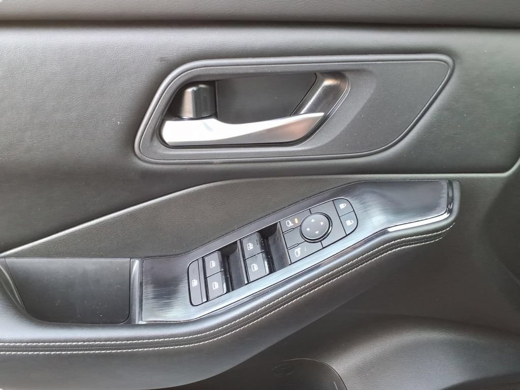 Used 2025 Nissan Rogue SV FWD image 21