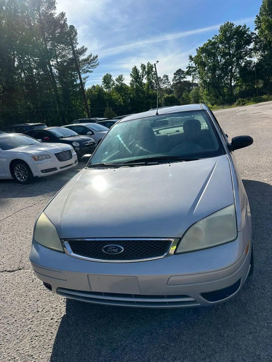 Used 2005 Ford Focus SE FWD image 2