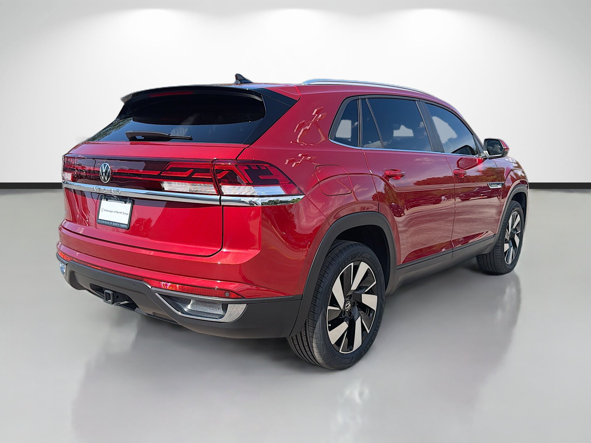 Used 2024 Volkswagen Atlas Cross Sport SE w/ Panoramic Sunroof Package FWD image 3