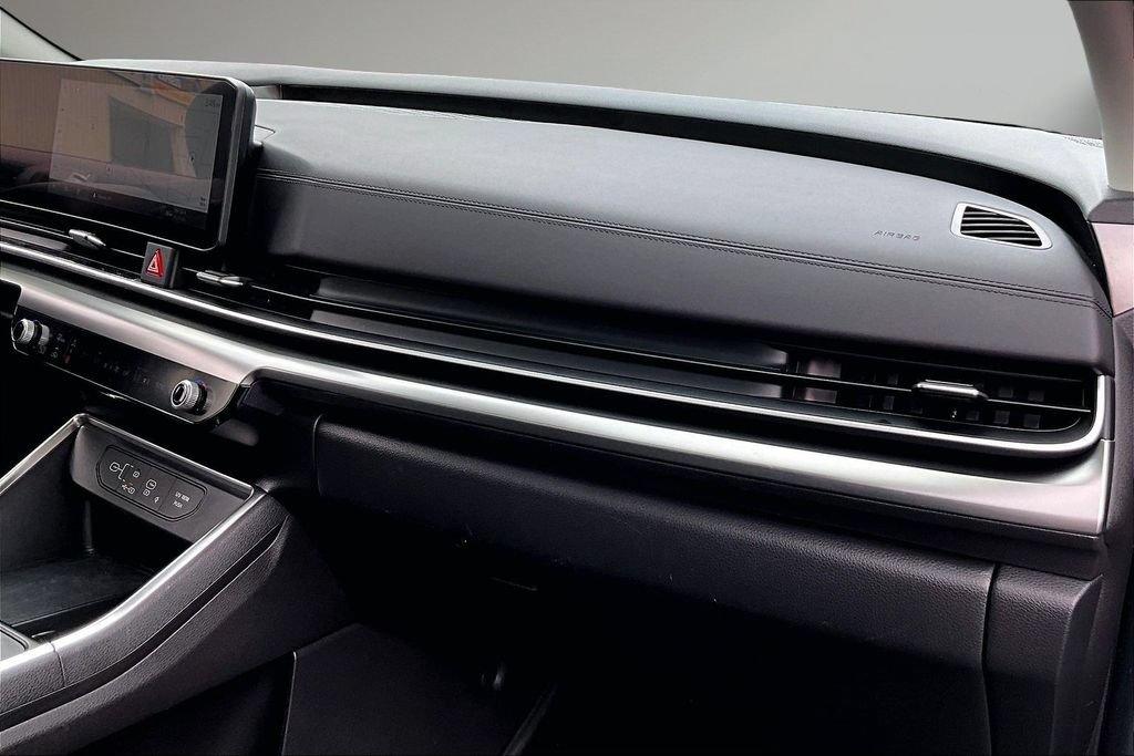 Used 2025 Kia Carnival SX w/ SX Dark Edition Package FWD image 27