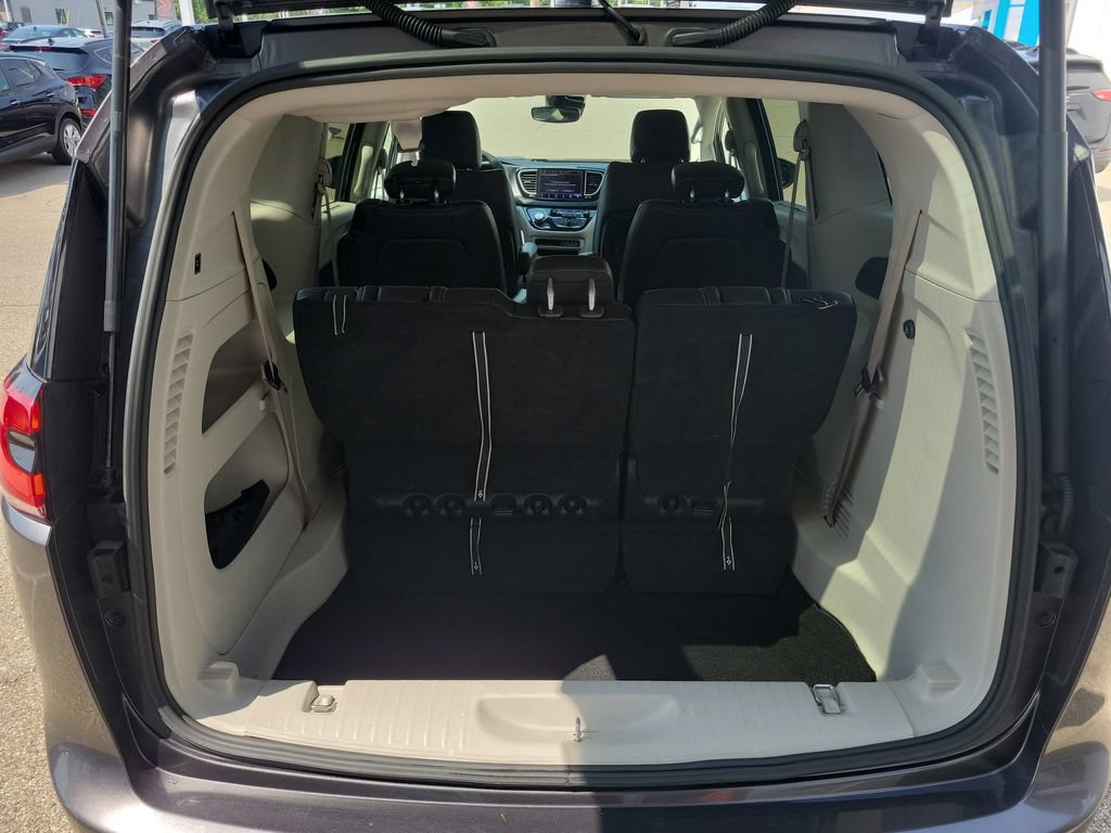 Used 2023 Chrysler Pacifica Touring-L FWD image 7