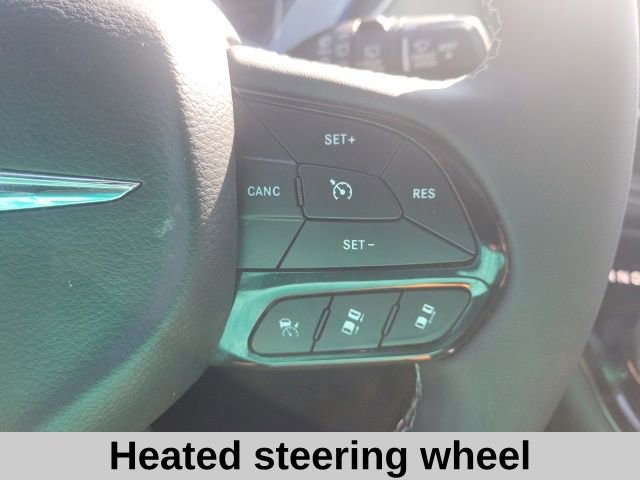 Used 2025 Chrysler Pacifica Limited image 12