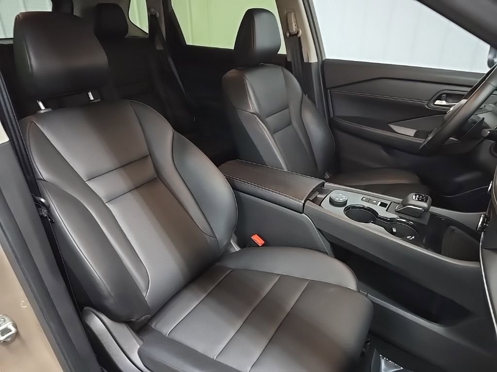 Used 2025 Nissan Rogue SV w/ SV Premium Package image 15